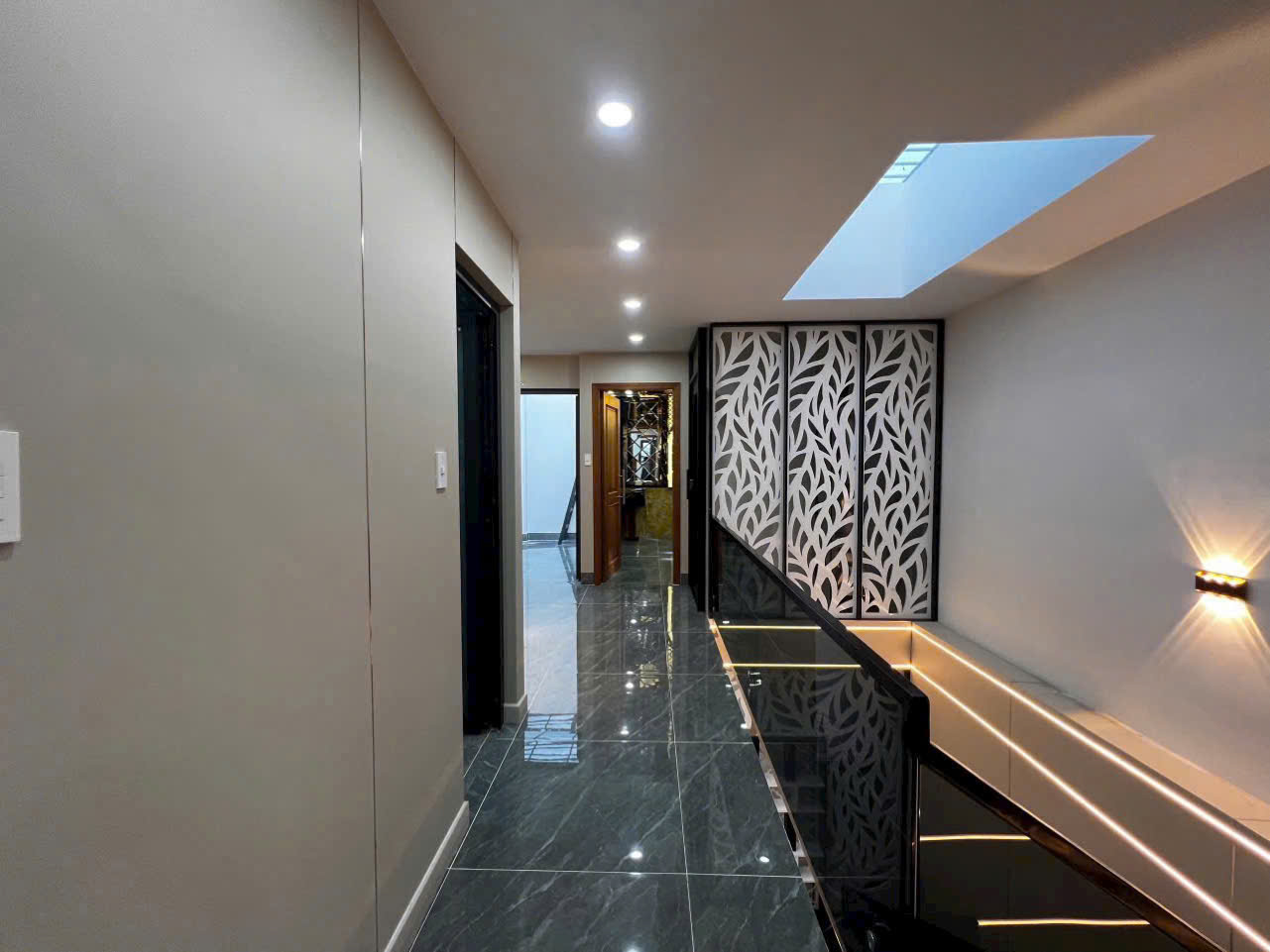 Nhà mặt tiền đường phố quận 7 nhà có thang máy phun nội thất.