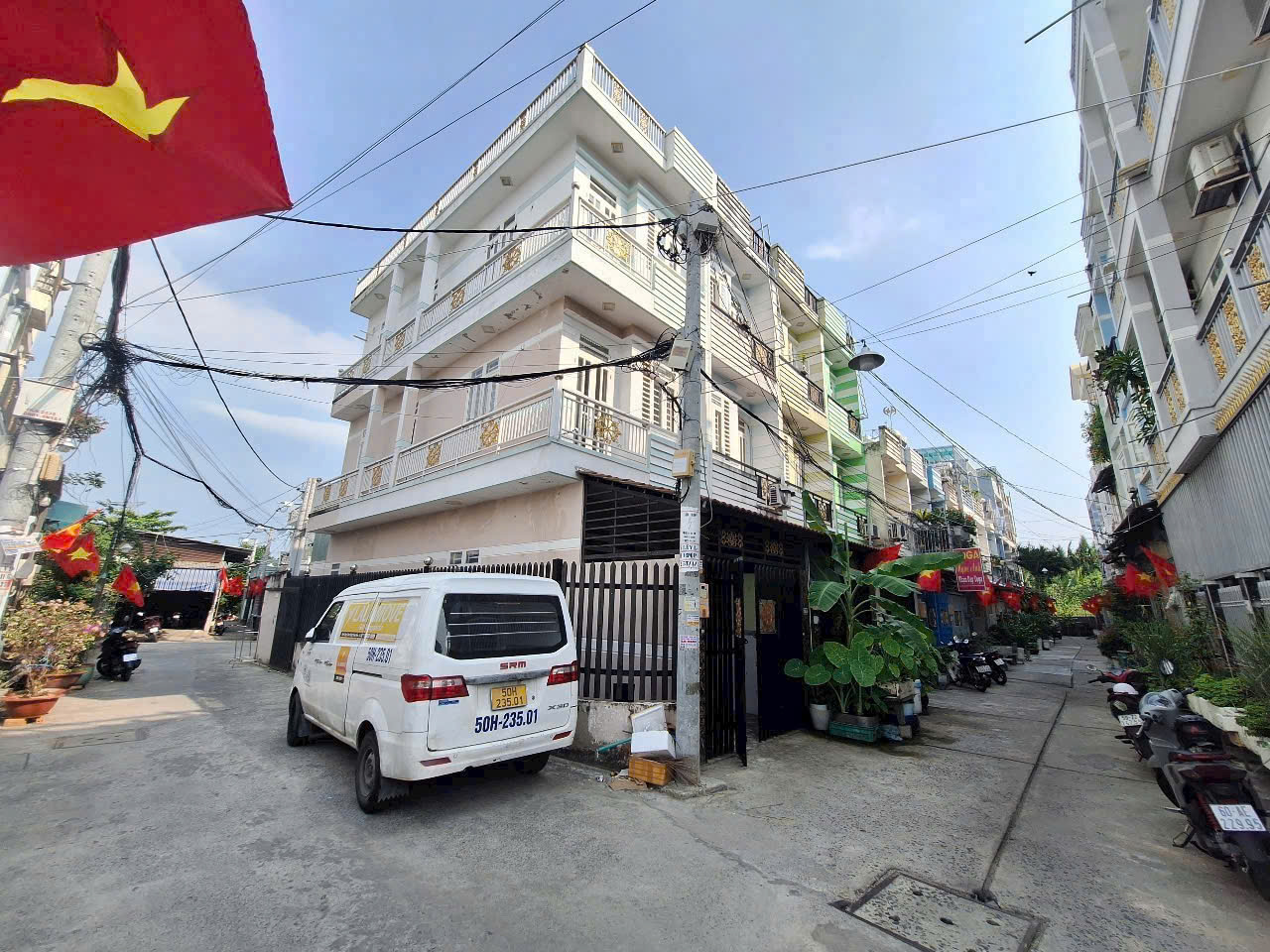 Nhà phố liền kề mặt tiền hẻm ban công rộng rãi nhiều cửa sổ.