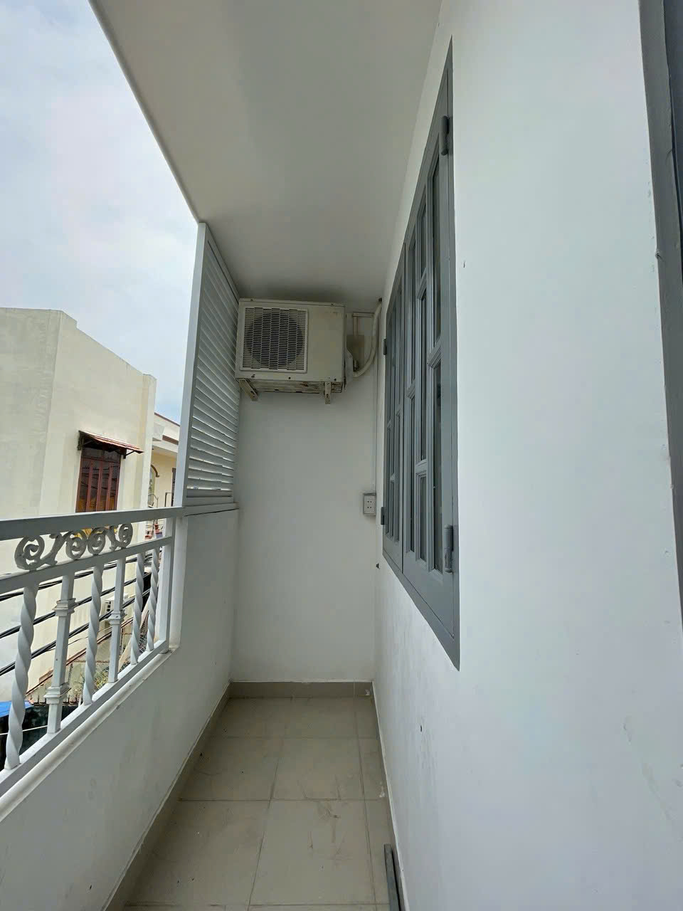 Nhà 1 trệt 1 lầu mặt tiền hẻm gồm 2 phòng ngủ sổ hồng riêng sang tên.