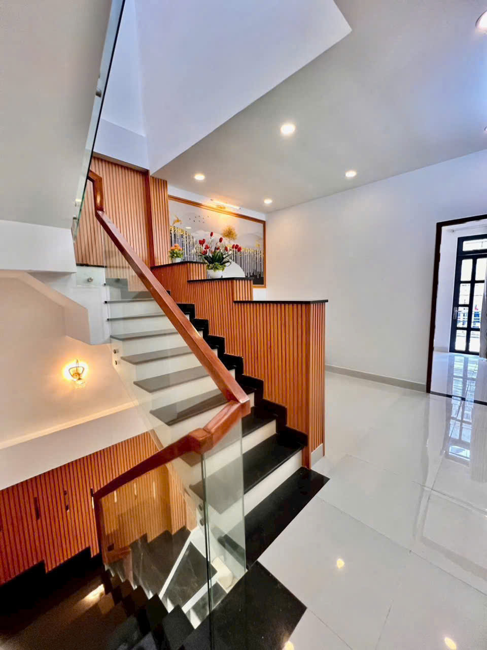 NHÀ 3 PHÒNG NGỦ SÂN THƯỢNG , PHÒNG THỜ SÂN RỘNG RÃI NHÀ GẦN CHỢ PHÚ XUÂN.