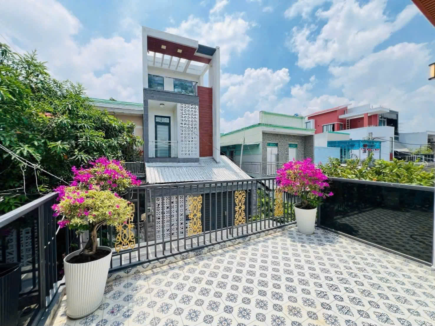 NHÀ 4 PHÒNG NGỦ MẶT TIỀN HẺM XE HƠI THIẾT KẾ 1 TRỆT 1 LẦU.