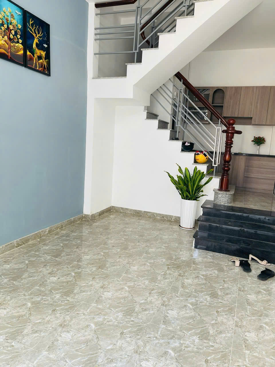 Nhà 1 trệt 1 lầu mặt tiền hẻm gồm 2 phòng ngủ sổ hồng riêng sang tên.