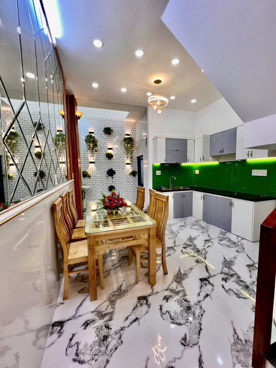 NHÀ 3 PHÒNG NGỦ SÂN THƯỢNG , PHÒNG THỜ SÂN RỘNG RÃI NHÀ GẦN CHỢ PHÚ XUÂN.