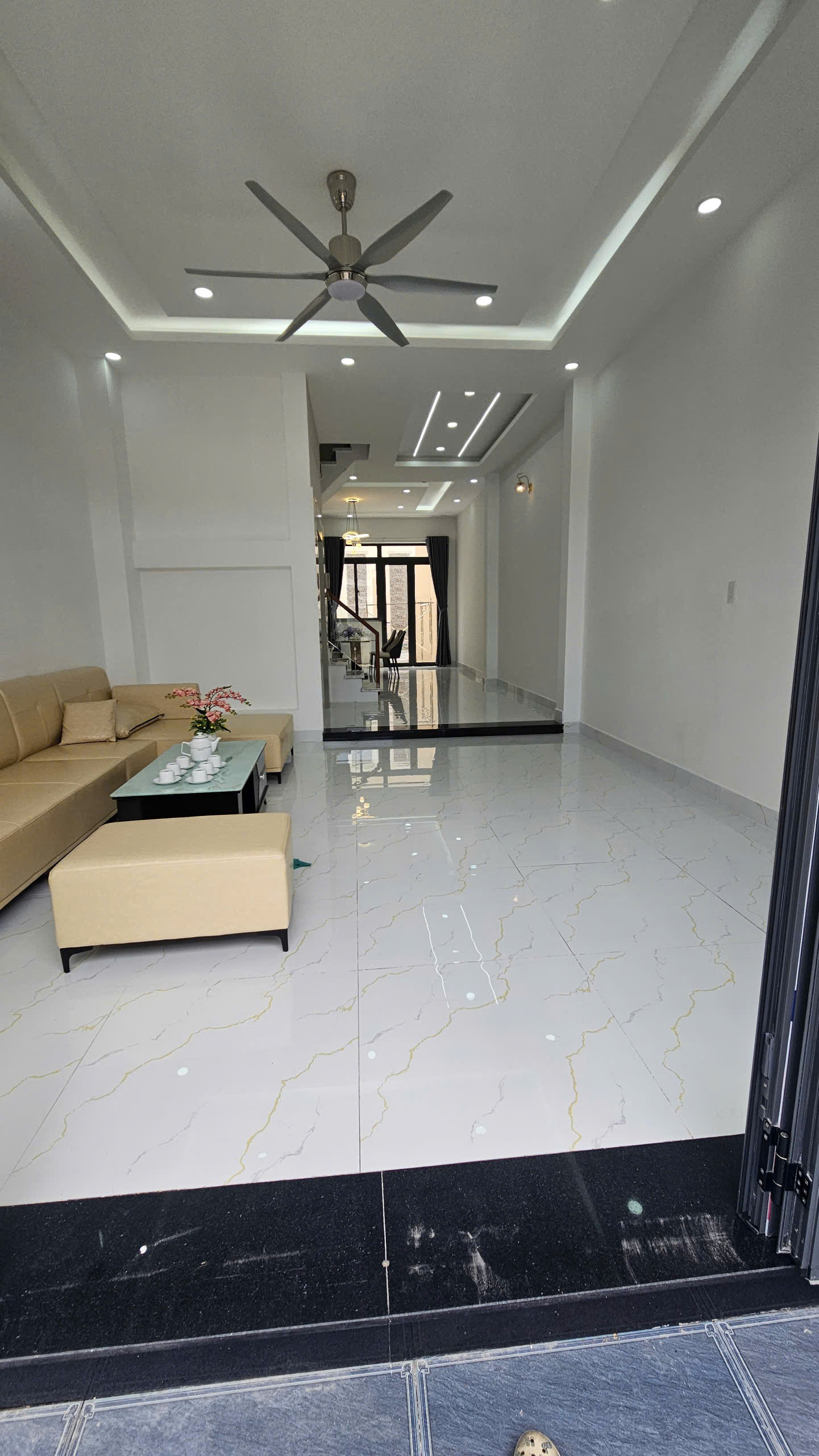 Nhà 3 tầng có thang máy xịn sò cách đường chính chỉ 70m2.