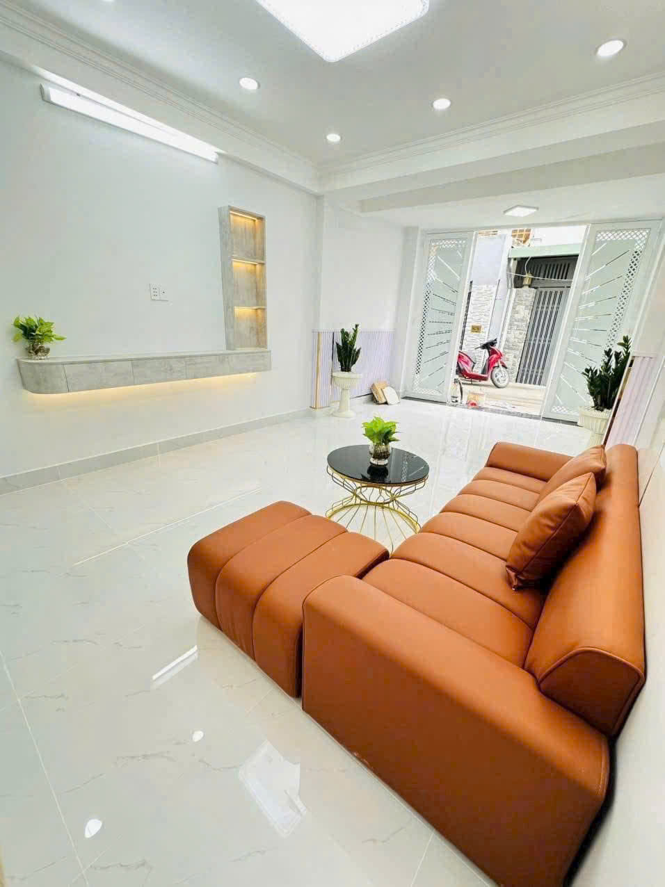 Nhà mặt tiền hẻm xe hơi tới nhà 1 trệt 1 lầu phun nội thất.