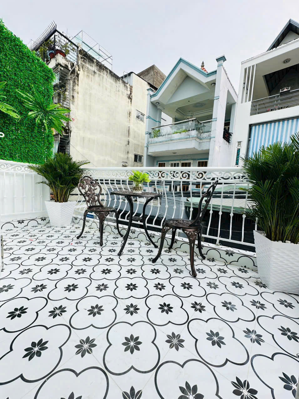 Nhà mặt tiền hẻm xe hơi tới nhà 1 trệt 1 lầu phun nội thất.