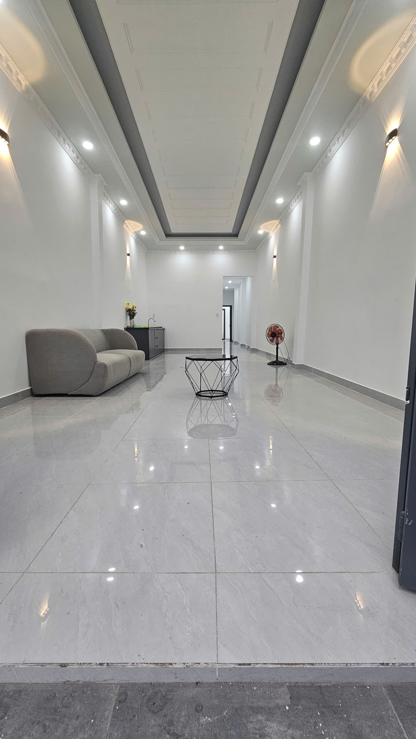 NHÀ TRỆT CHIỀU DÀI KHỦNG THIẾT KẾ 3 PHÒNG NGỦ SÂN RỘNG.