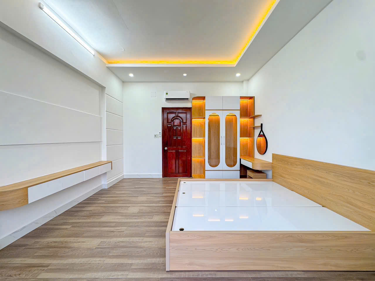 Nhà phun nội thất vào ở liền giáp quận 7 nhà 3 tầng ,sân thượng.