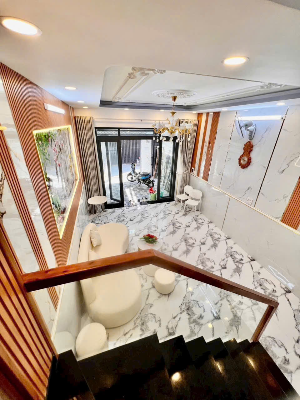 NHÀ 3 PHÒNG NGỦ SÂN THƯỢNG , PHÒNG THỜ SÂN RỘNG RÃI NHÀ GẦN CHỢ PHÚ XUÂN.