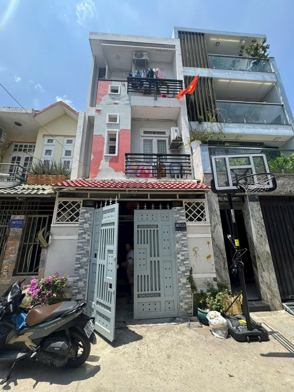 Nhà khu dân cư đông đúc hẻm xe hơi nhà 3 tầng 4 phòng ngủ .