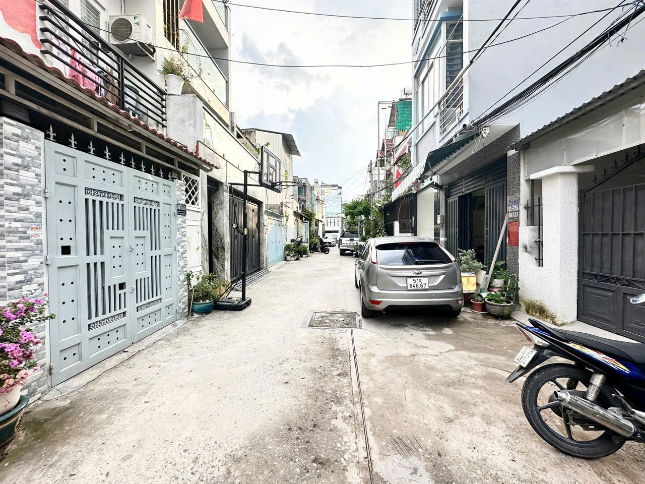 Nhà khu dân cư đông đúc hẻm xe hơi nhà 3 tầng 4 phòng ngủ .