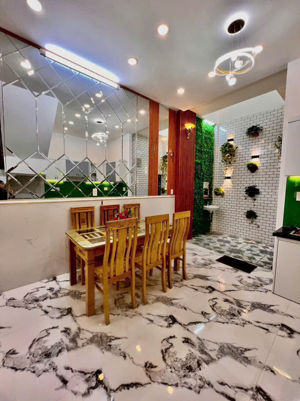 NHÀ 3 PHÒNG NGỦ SÂN THƯỢNG , PHÒNG THỜ SÂN RỘNG RÃI NHÀ GẦN CHỢ PHÚ XUÂN.