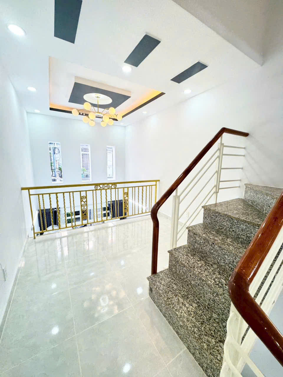 NHÀ 1 TRỆT 1 LỮNG 2 LẦU 5PN HUỲNH TẤN PHÁT