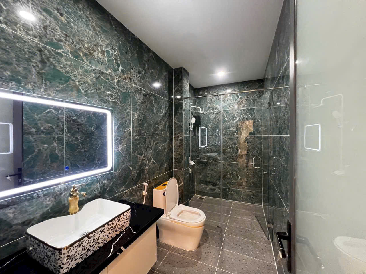 Nhà mặt tiền đường phố quận 7 nhà có thang máy phun nội thất.