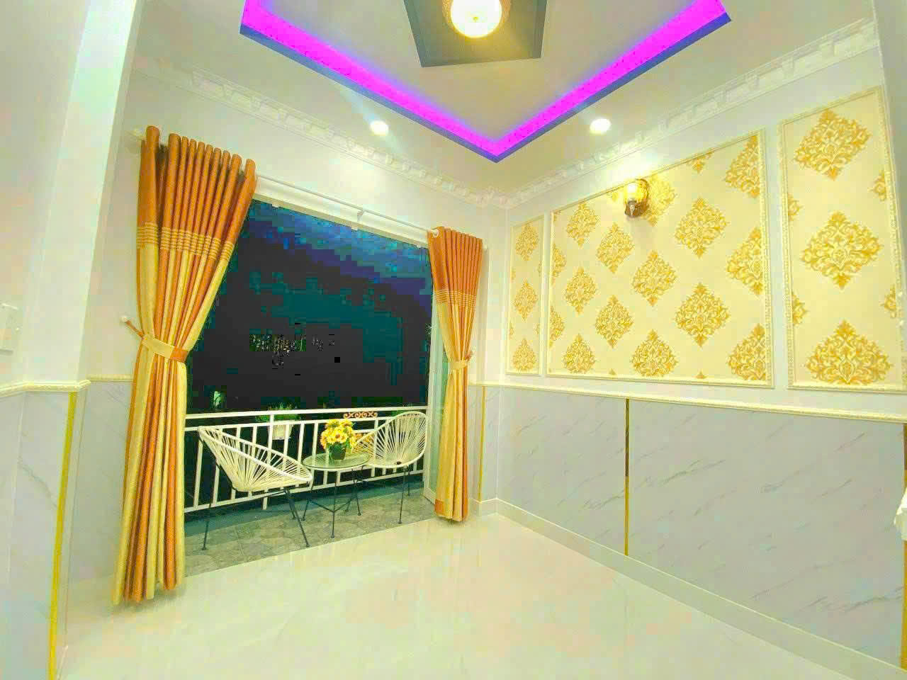 Nhà bán nhà wiu góc ban công rộng rãi nhiều cửa sổ thông thoáng.