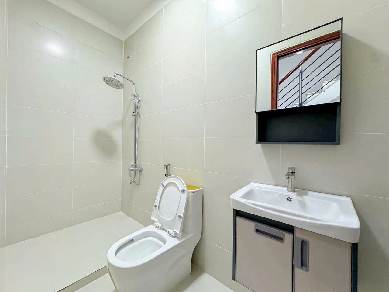 Nhà phun nội thất vào ở liền giáp quận 7 nhà 3 tầng ,sân thượng.