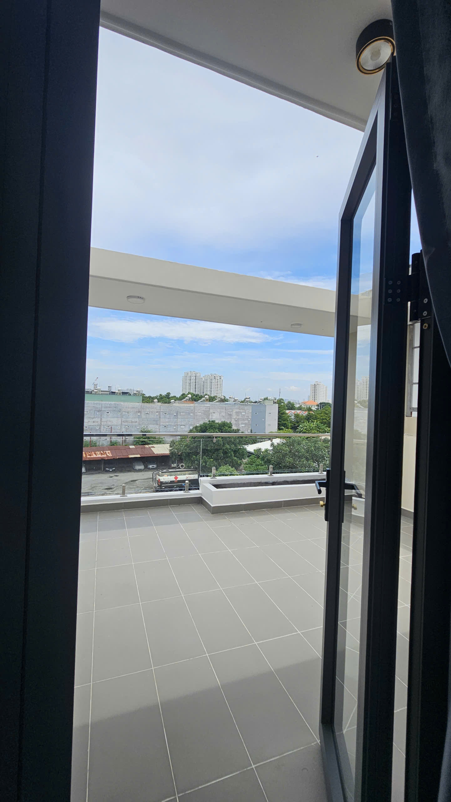 Nhà 3 tầng có thang máy xịn sò cách đường chính chỉ 70m2.
