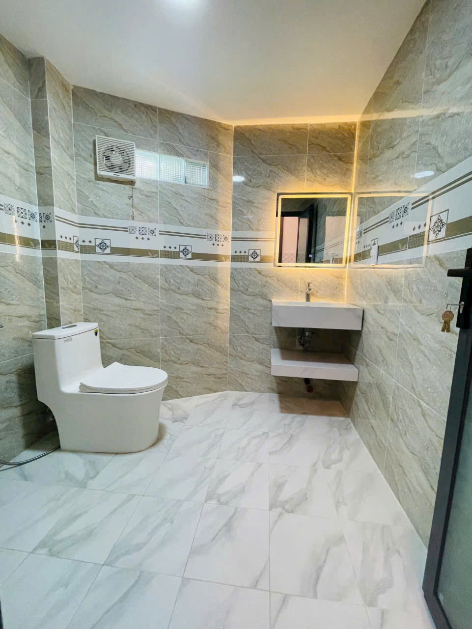 Nhà Phố 1 trệt 1 lững 2 lầu , sân thượng , phun nội thất cao cấp.