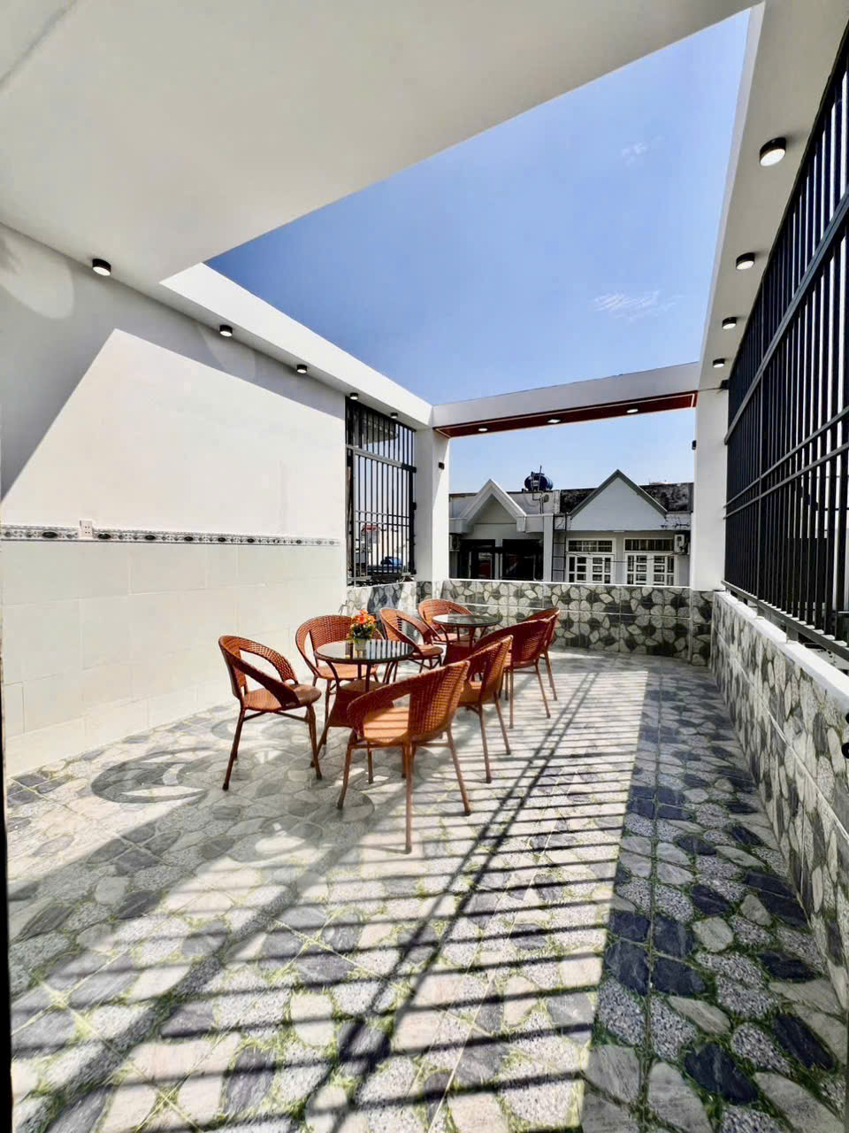 NHÀ 3 PHÒNG NGỦ SÂN THƯỢNG , PHÒNG THỜ SÂN RỘNG RÃI NHÀ GẦN CHỢ PHÚ XUÂN.