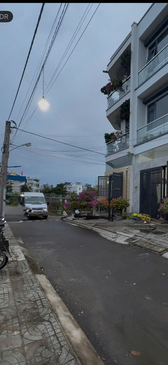 Nhà sổ hồng riêng 3 tầng lầu đối diện với công viên nội khu mát mẽ , hẻm thông .