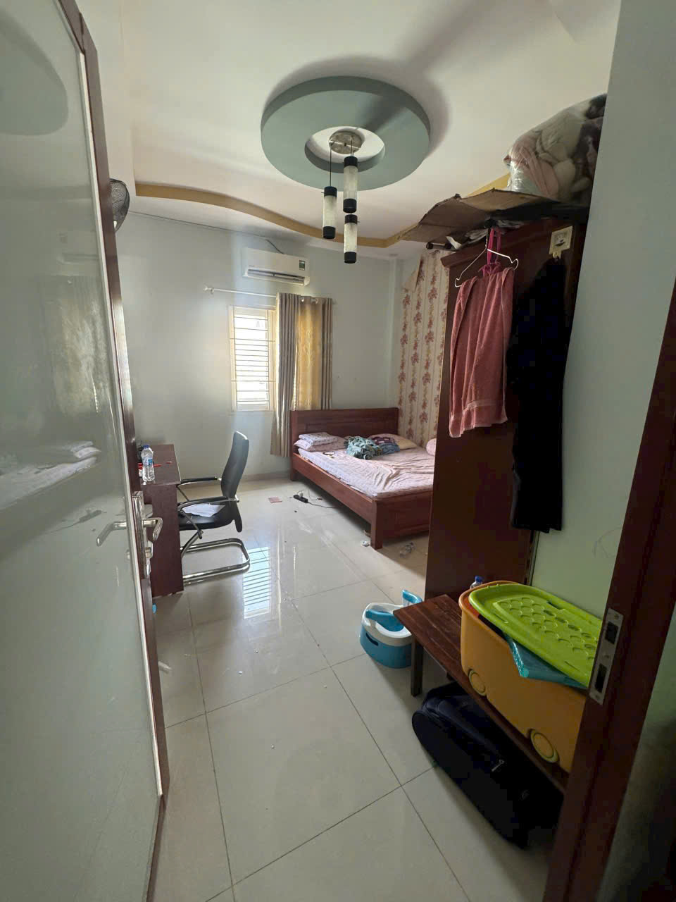 Nhà khu dân cư đông đúc hẻm xe hơi nhà 3 tầng 4 phòng ngủ .