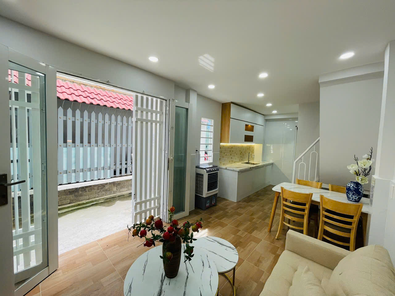 Nhà sổ hồng riêng đường huỳnh tấn phát , quận 7.