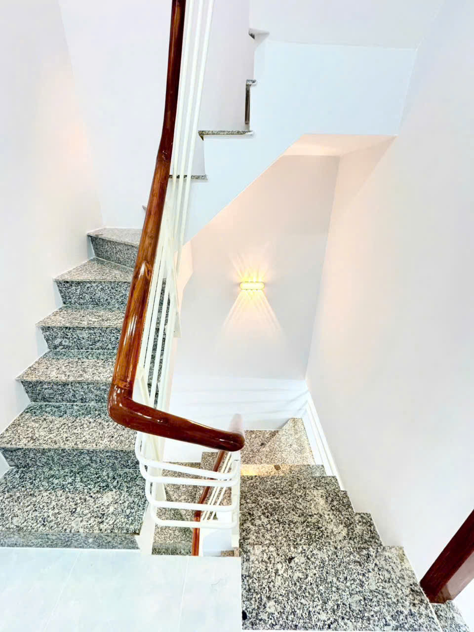 NHÀ 1 TRỆT 1 LỮNG 2 LẦU 5PN HUỲNH TẤN PHÁT