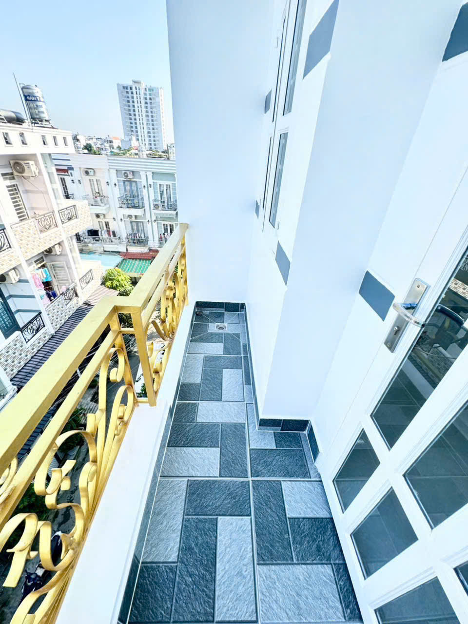 NHÀ 1 TRỆT 1 LỮNG 2 LẦU 5PN HUỲNH TẤN PHÁT