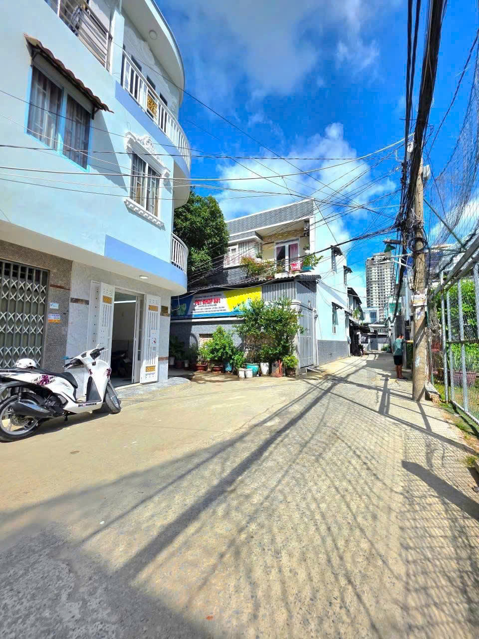 Nhà bán nhà wiu góc ban công rộng rãi nhiều cửa sổ thông thoáng.