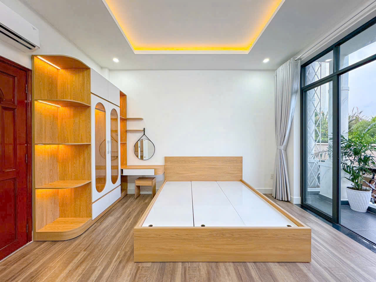 Nhà phun nội thất vào ở liền giáp quận 7 nhà 3 tầng ,sân thượng.
