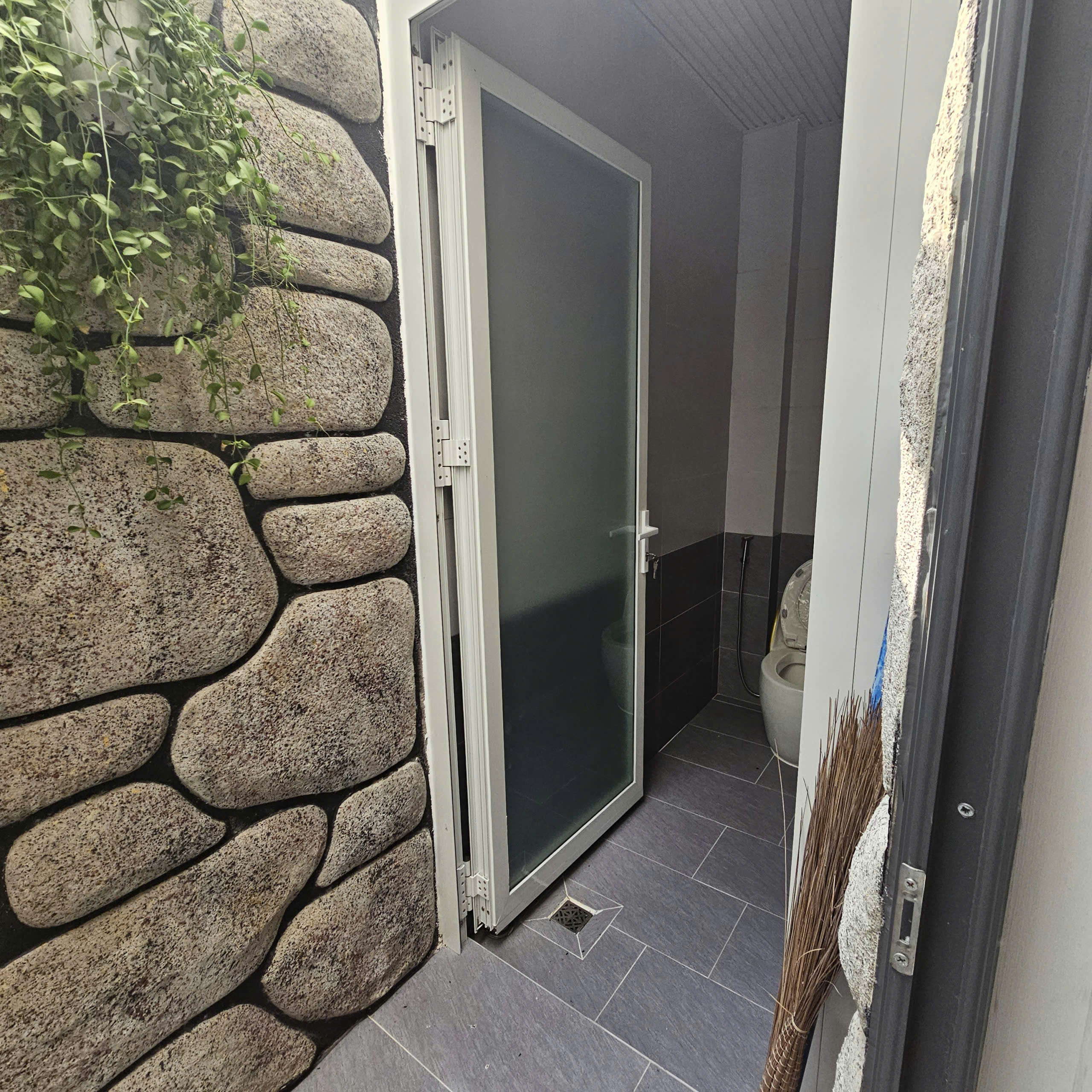 Nhà xây mới hoàn thiện 5 x 16m , 4 tầng vào ở liền .