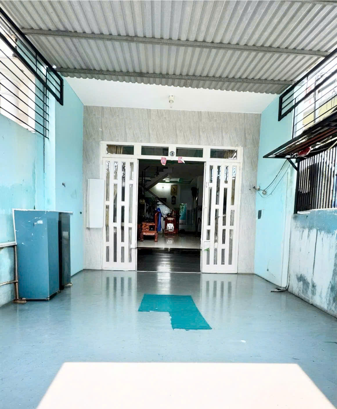 Nhà sổ riêng 100m2 hoàn công đầy đủ , hẻm xe hơi gồm 3 phòng ngủ.