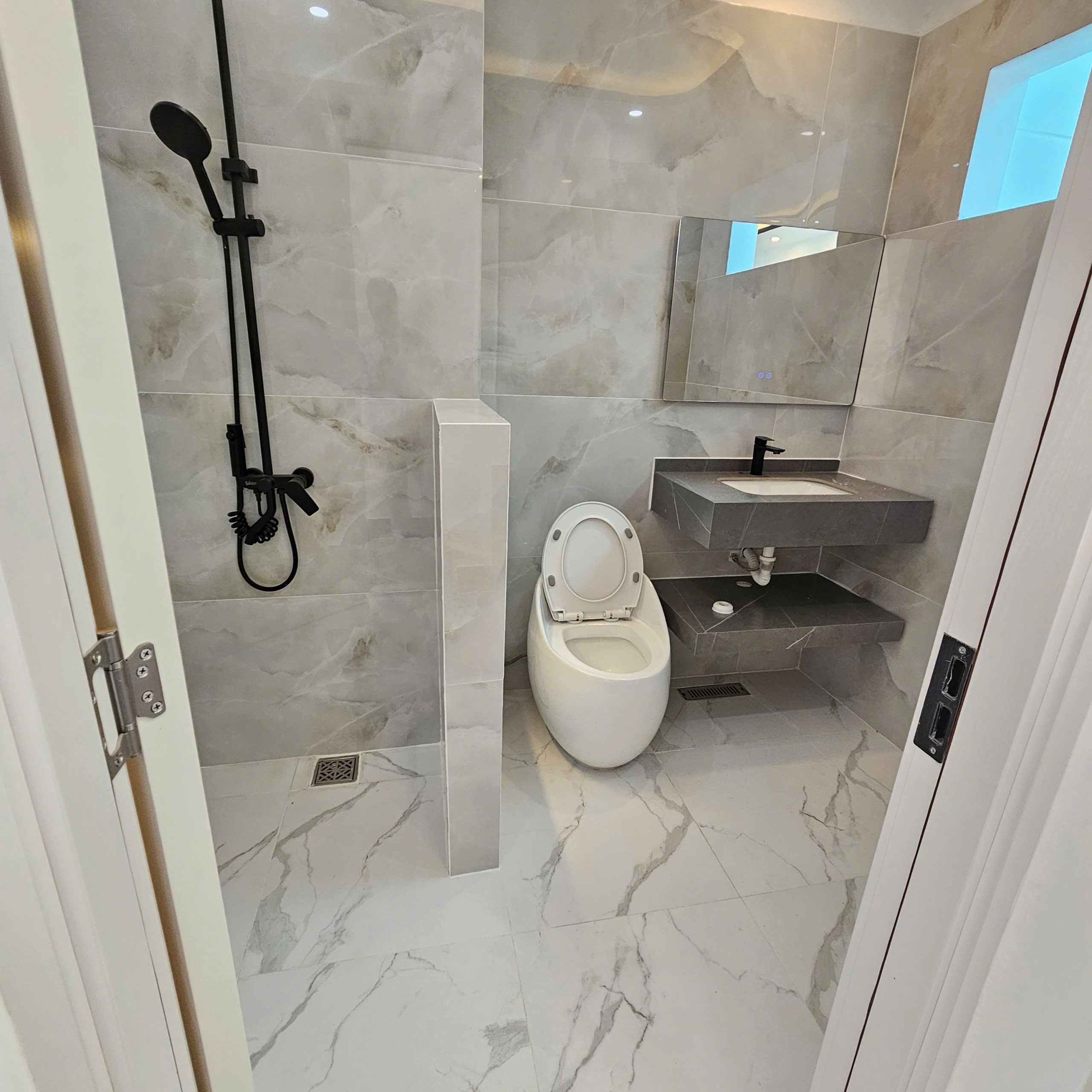 Nhà sân vườn mát mẽ wiu sông ,diện tích rộng giá hấp dẫn.