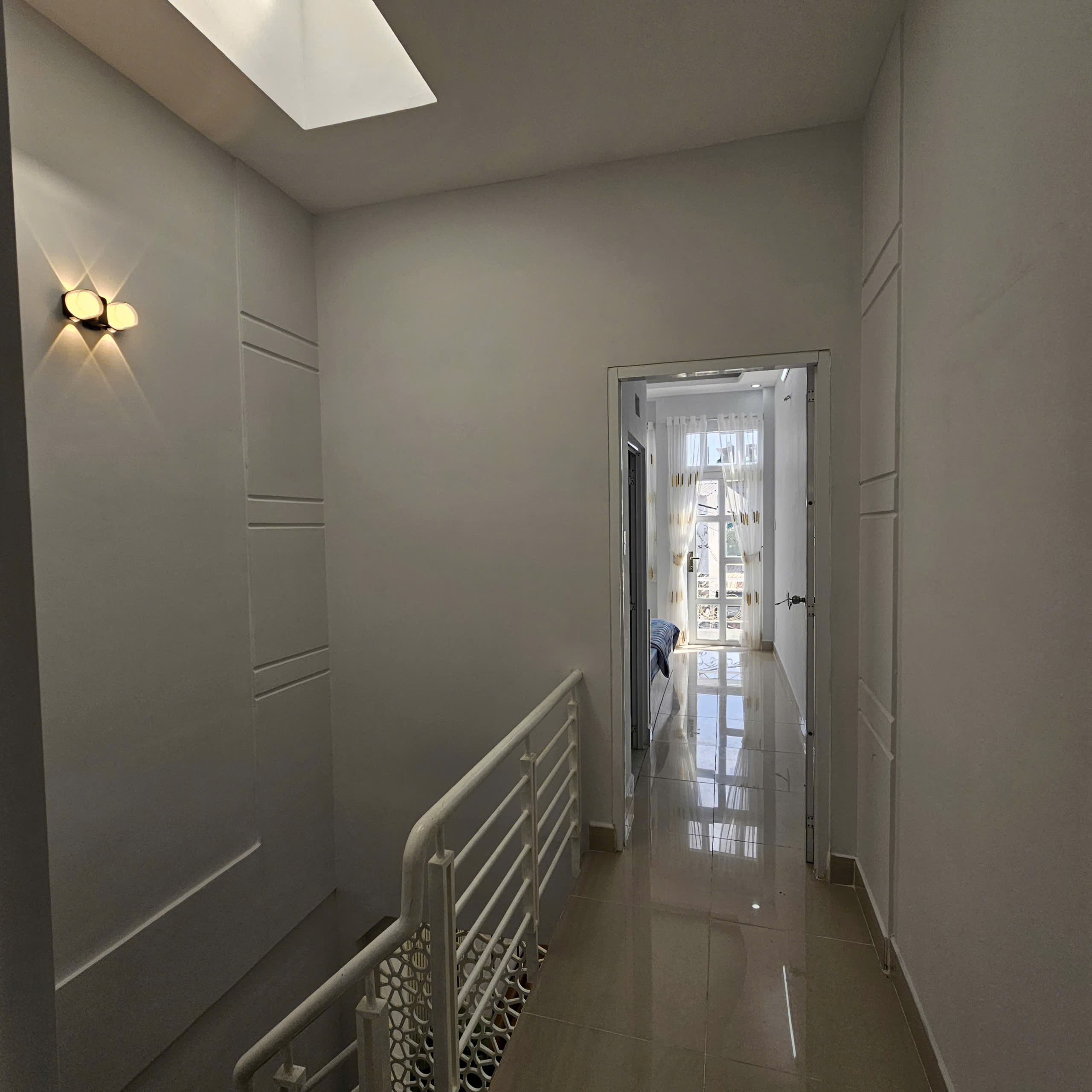 Nhà 1 trệt 1 lầu sân rộng rãi 2 phòng ngủ 3 x 17M, Phun nội thất.