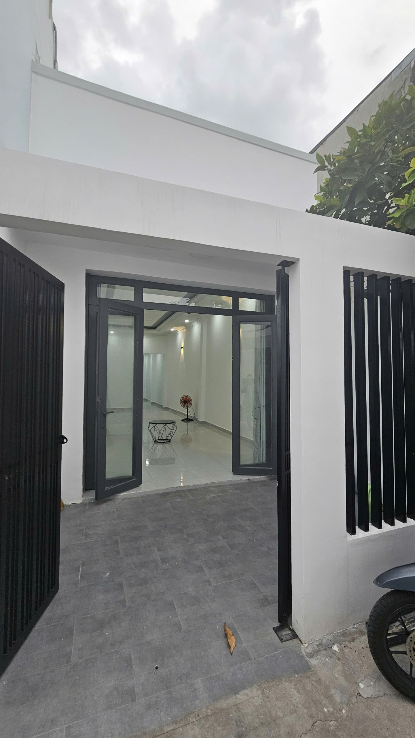 NHÀ TRỆT CHIỀU DÀI KHỦNG THIẾT KẾ 3 PHÒNG NGỦ SÂN RỘNG.
