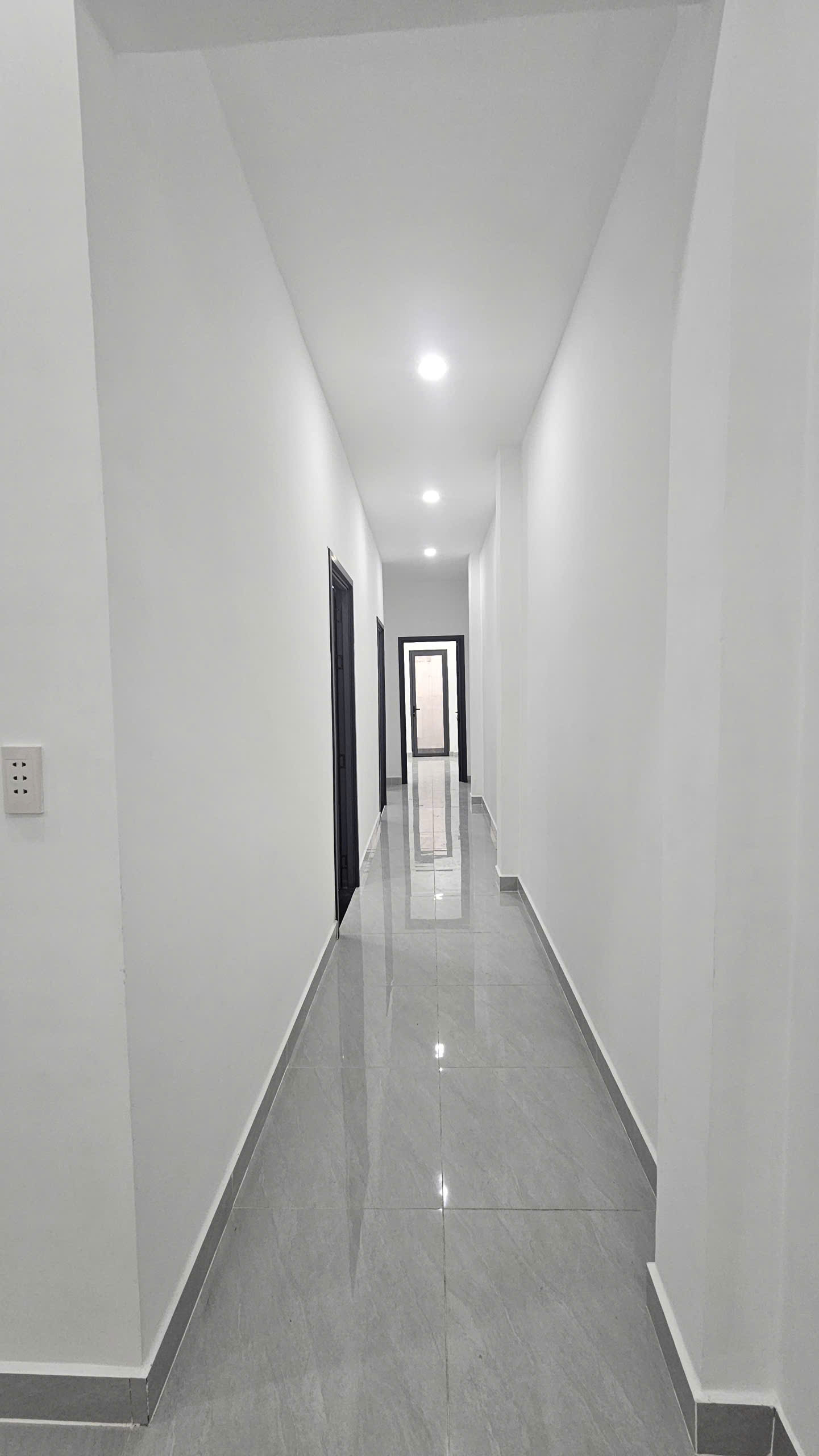 NHÀ TRỆT CHIỀU DÀI KHỦNG THIẾT KẾ 3 PHÒNG NGỦ SÂN RỘNG.