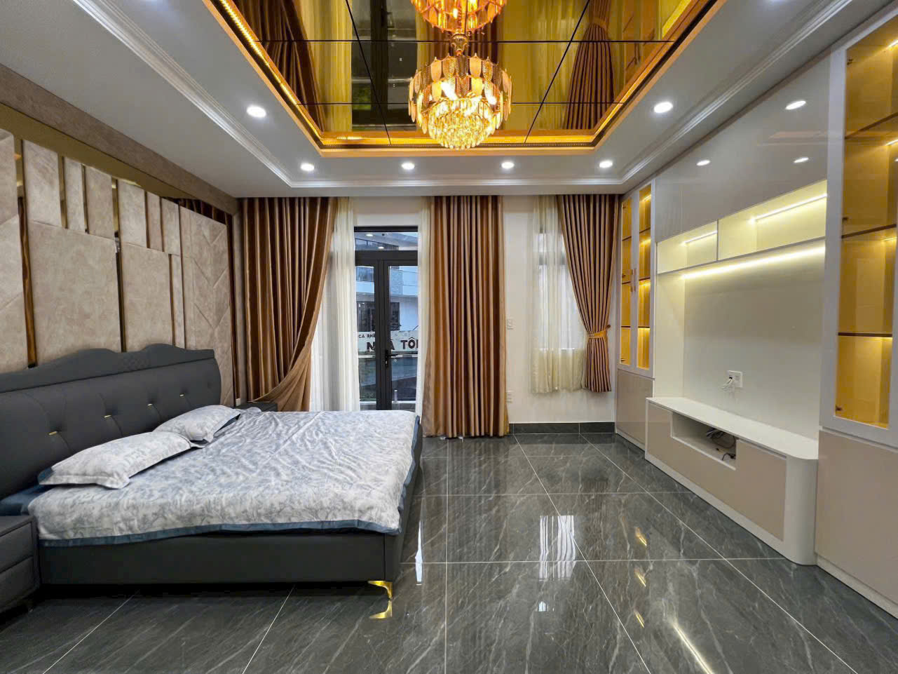 Nhà mặt tiền đường phố quận 7 nhà có thang máy phun nội thất.