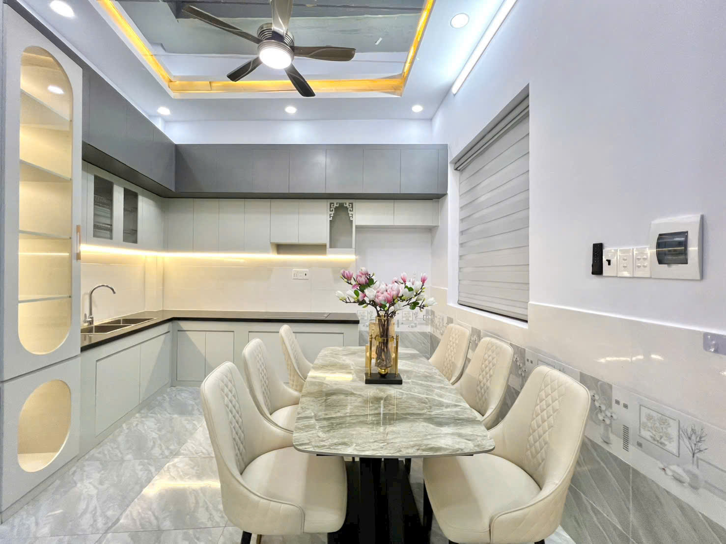 Nhà Ngay Trung Tâm QUẬN 7 Nhà mớ 2 lầu ,sân thượng.