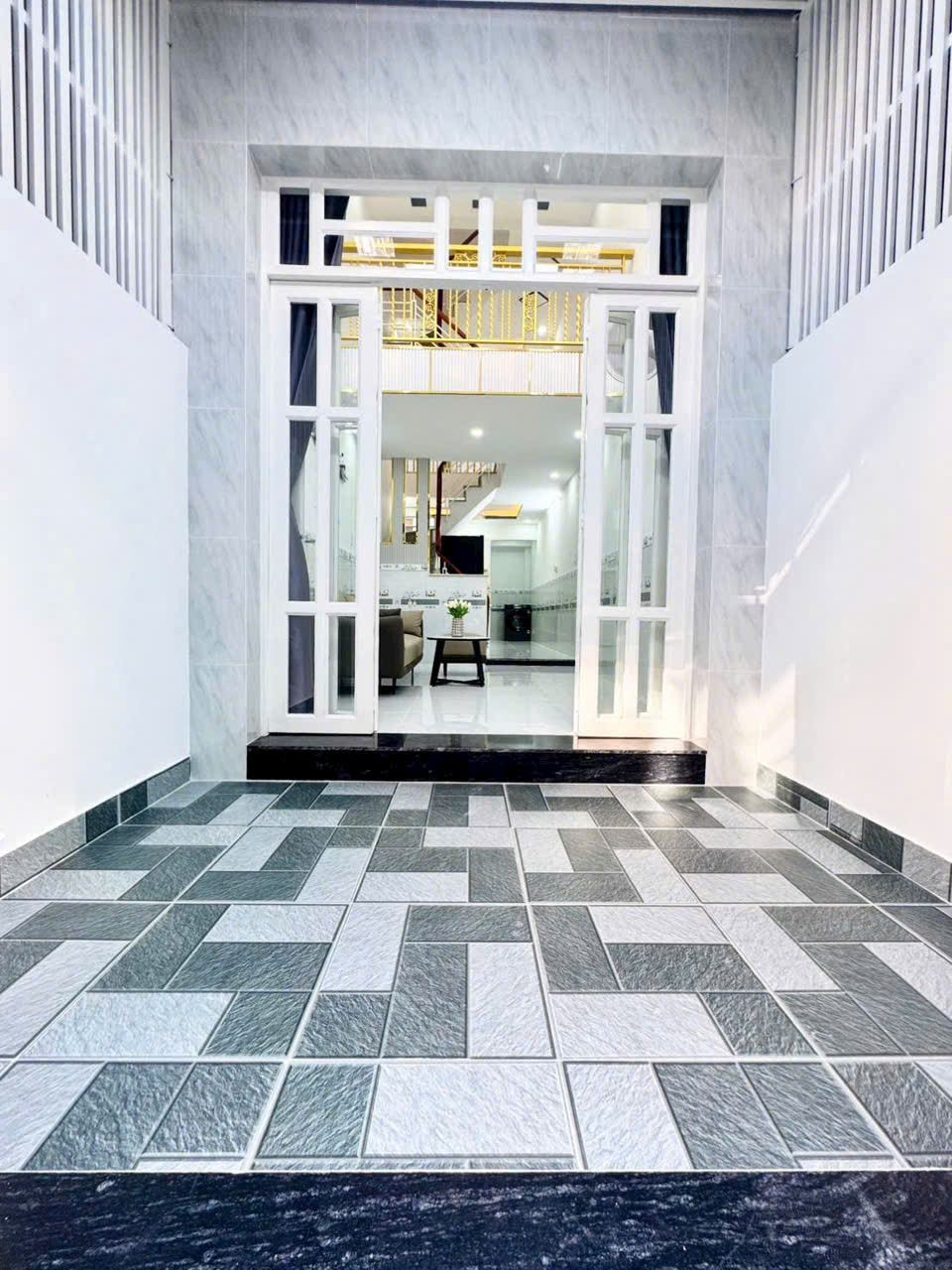 NHÀ 1 TRỆT 1 LỮNG 2 LẦU 5PN HUỲNH TẤN PHÁT