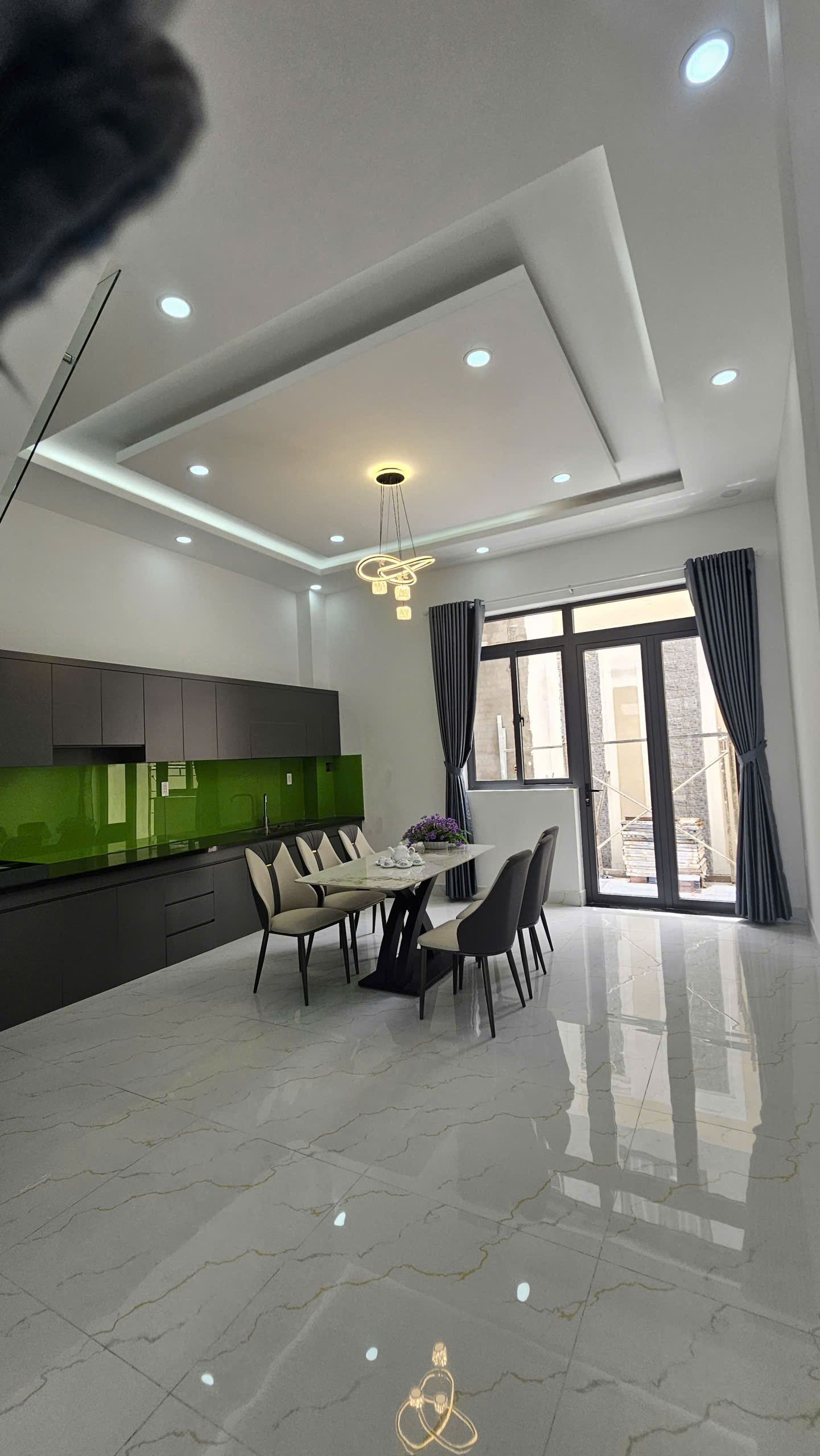 Nhà 3 tầng có thang máy xịn sò cách đường chính chỉ 70m2.