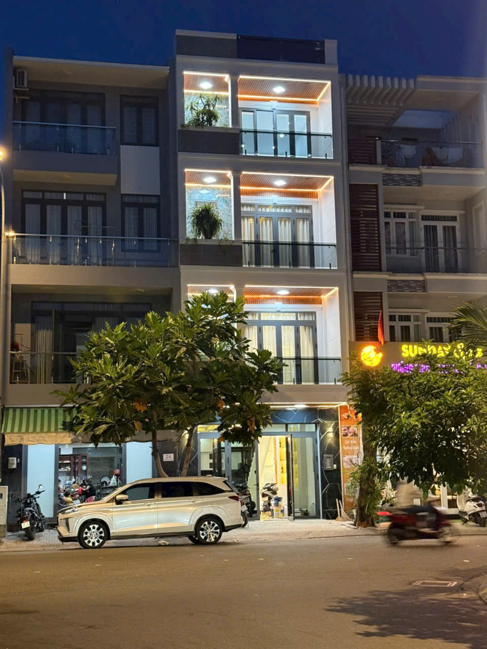 Nhà mặt tiền đường phố quận 7 nhà có thang máy phun nội thất.