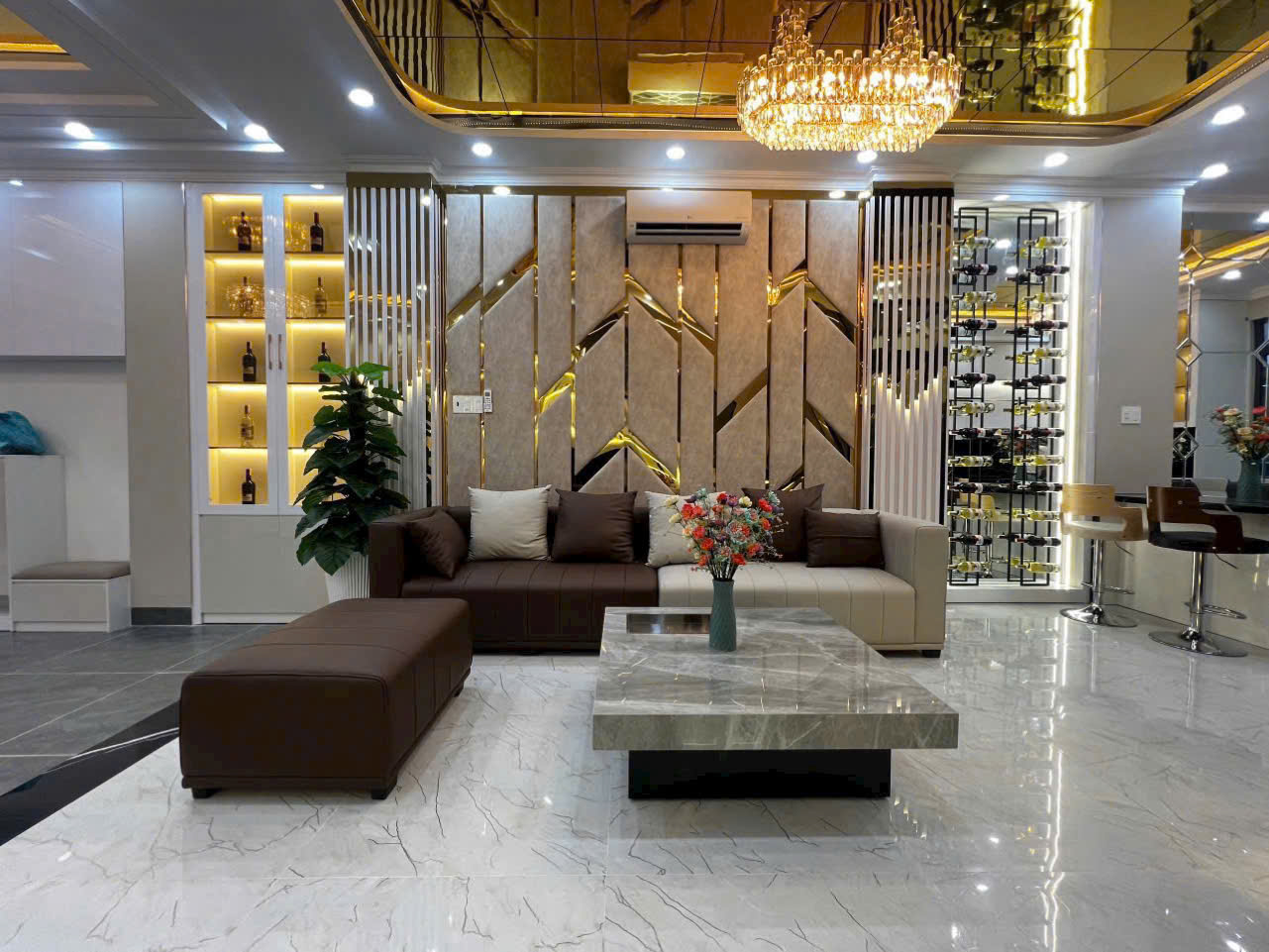 Nhà mặt tiền đường phố quận 7 nhà có thang máy phun nội thất.