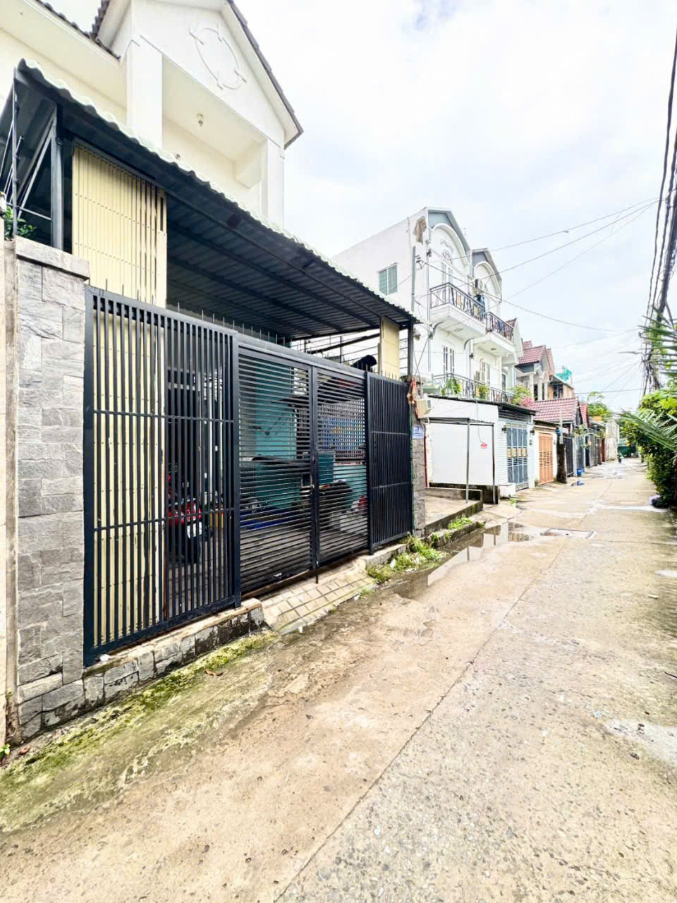 Nhà sổ riêng 100m2 hoàn công đầy đủ , hẻm xe hơi gồm 3 phòng ngủ.