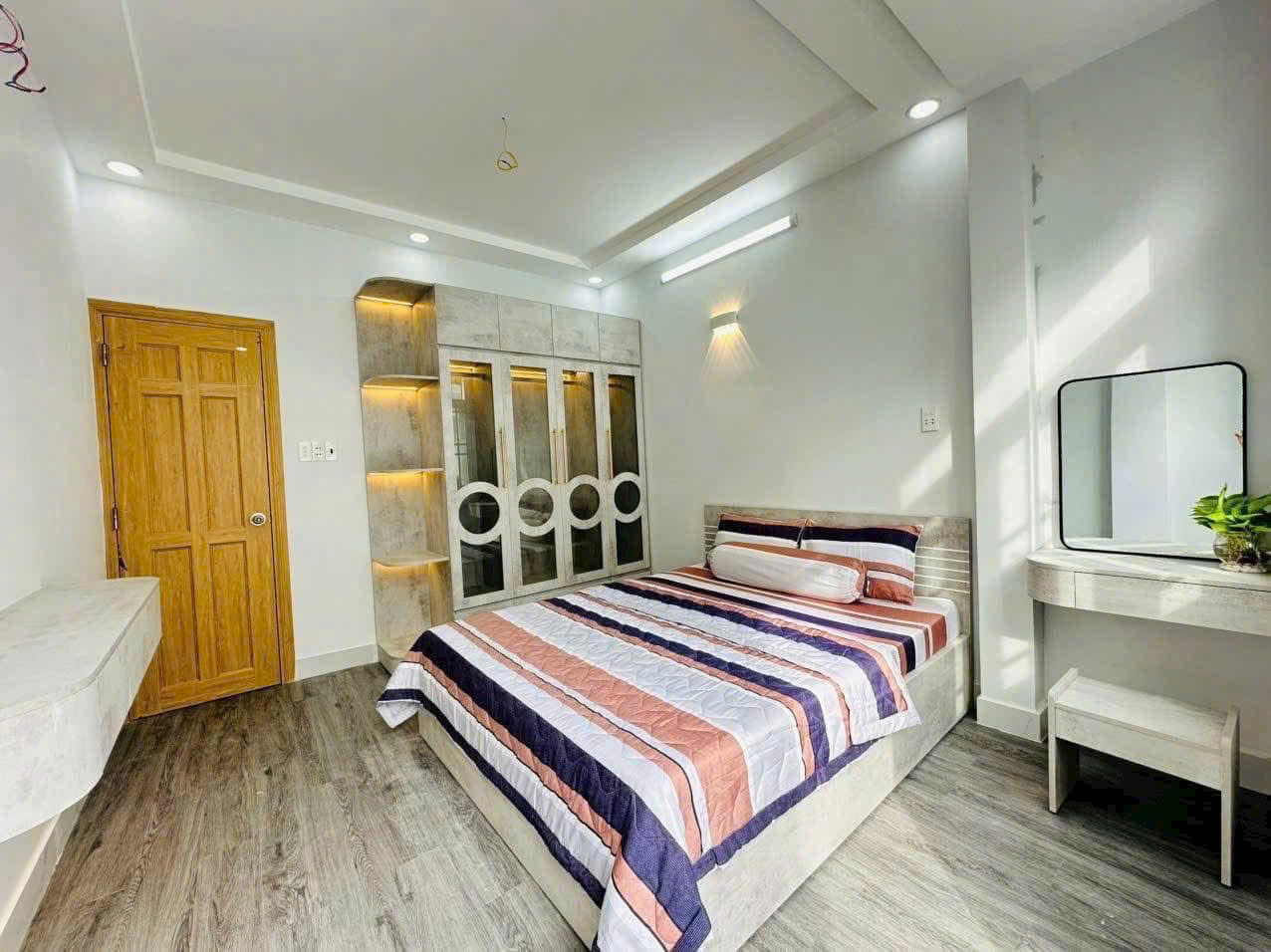 Nhà mặt tiền hẻm xe hơi tới nhà 1 trệt 1 lầu phun nội thất.