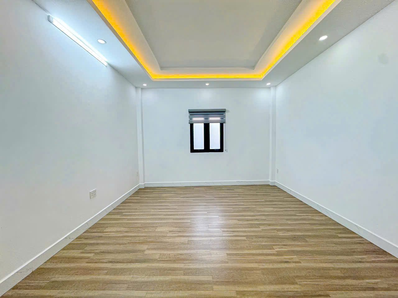 Nhà phun nội thất vào ở liền giáp quận 7 nhà 3 tầng ,sân thượng.