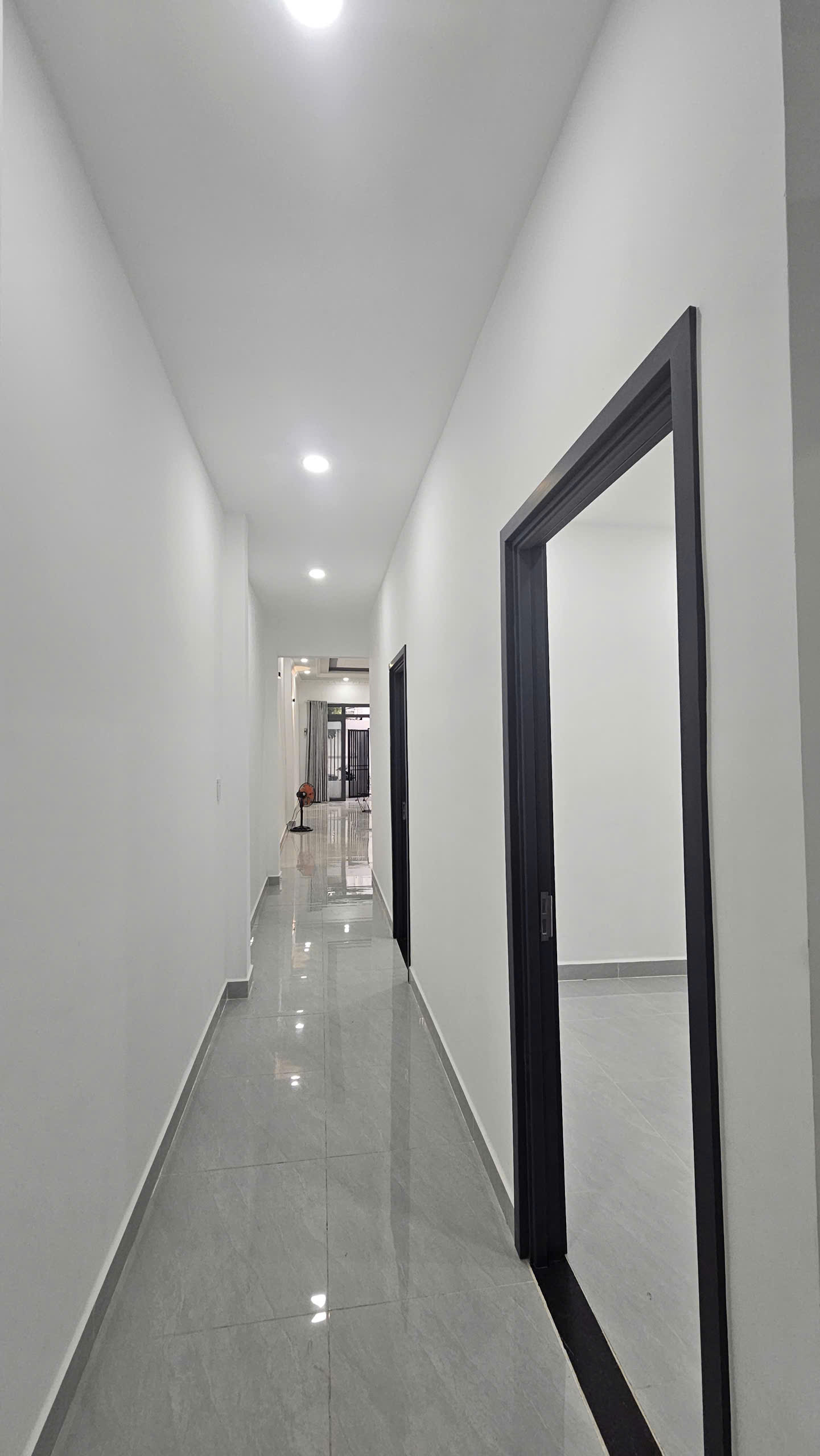NHÀ TRỆT CHIỀU DÀI KHỦNG THIẾT KẾ 3 PHÒNG NGỦ SÂN RỘNG.