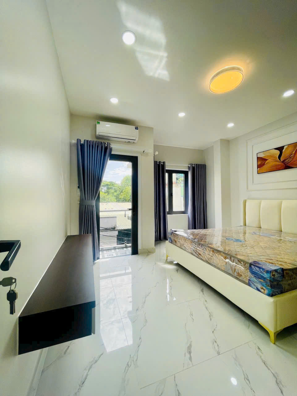 Nhà Phố 1 trệt 1 lững 2 lầu , sân thượng , phun nội thất cao cấp.
