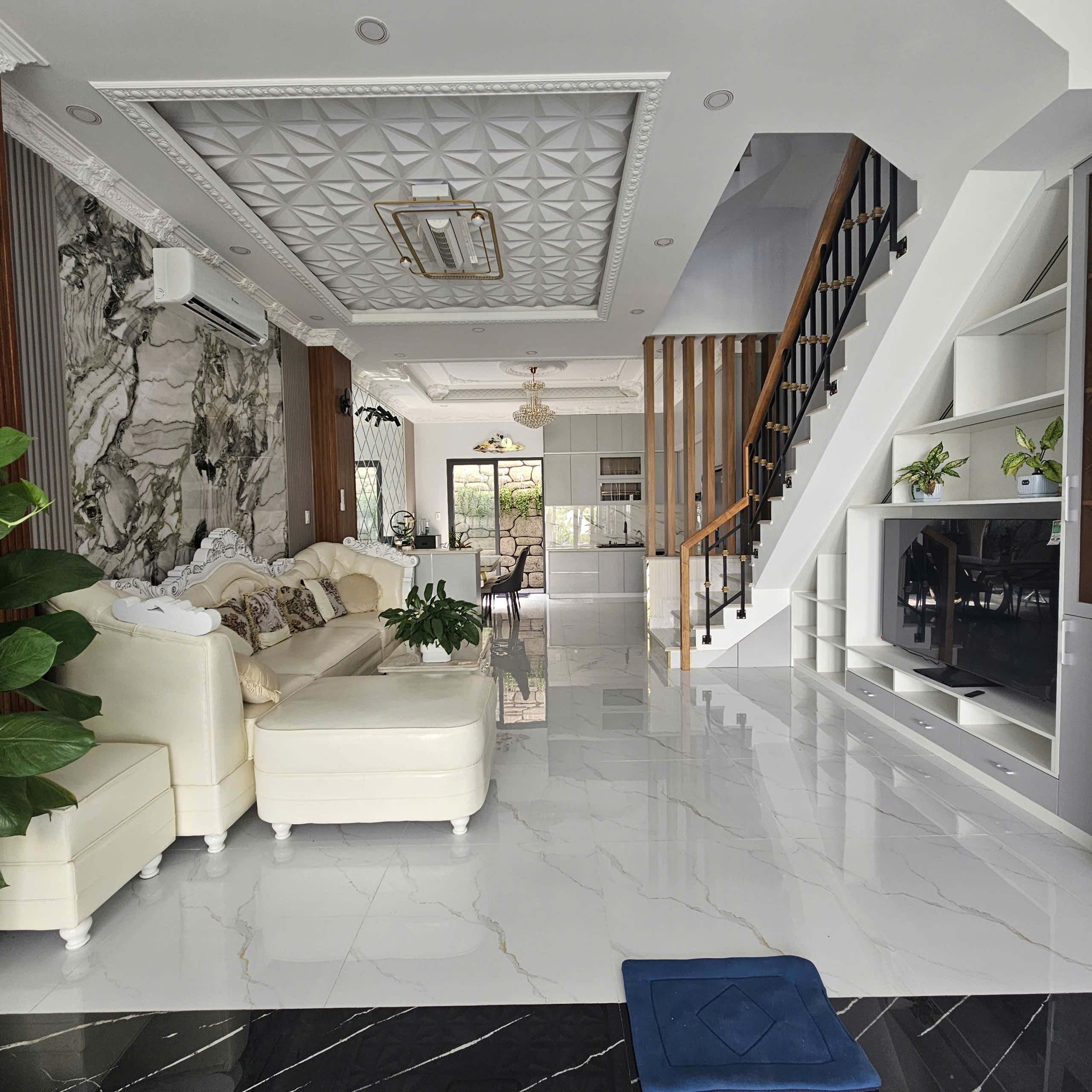 Nhà xây mới hoàn thiện 5 x 16m , 4 tầng vào ở liền .