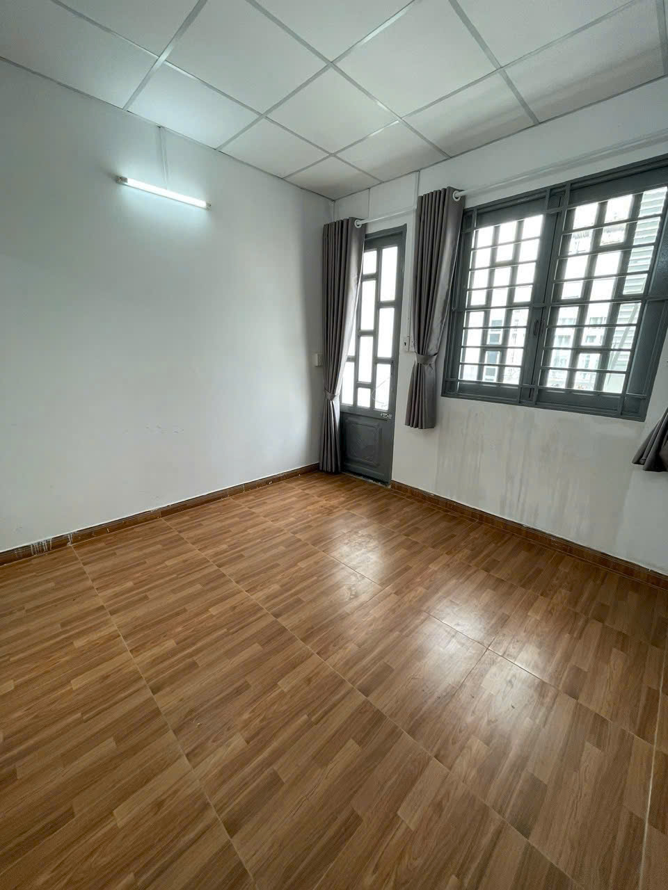 Nhà 1 trệt 1 lầu mặt tiền hẻm gồm 2 phòng ngủ sổ hồng riêng sang tên.