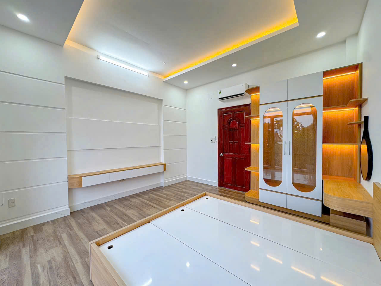 Nhà phun nội thất vào ở liền giáp quận 7 nhà 3 tầng ,sân thượng.